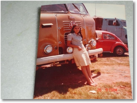 MINHA ESPOSA EM FRENTE DO SUPER V12-69 EM CIANORTE EM MARÇO DE 79