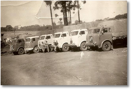 Carregamento de madeira, Serraria de Heitor Moro em Mangueirinha, da direita para esquerda FNM de Antenor Stonoga