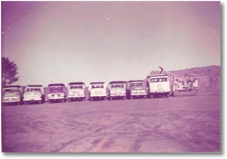 FNM 62 - Motorista Mosquito (José Roberto) Carregando saibro em Itapeva - SP