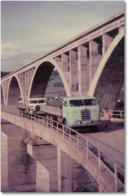 FNMs 61 E 60 NA FRENTE JOAO BATISTA DE OLIVEIRA [ EM MEMORIA] OUTRO MOTORISTA NAO RECONHECIDO ANO 1970 LOCAL NAO RECONHECIDO