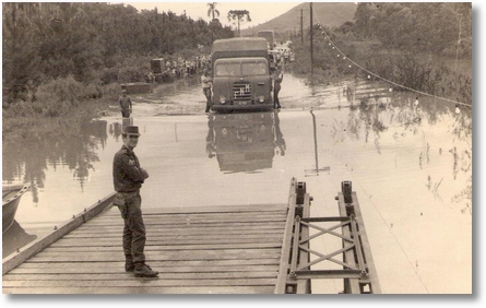 Porto União - União da Vitória - Ano 1960 - Ponte colocada pelo exercito para travessia do Rio Iguaçu por motivo de enchente