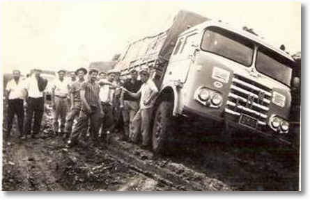 FNM 56 cabine Drulla - Estrada Canoinhas para União da Vitória. Amigos tentando desatolar o FNM