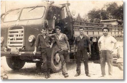 Uylton Ricardo Soares - Proprietário do FNM 58 Ramiro Fogiatto - ao lado Lucas Trevizan e a direita Borracheiro em 1961