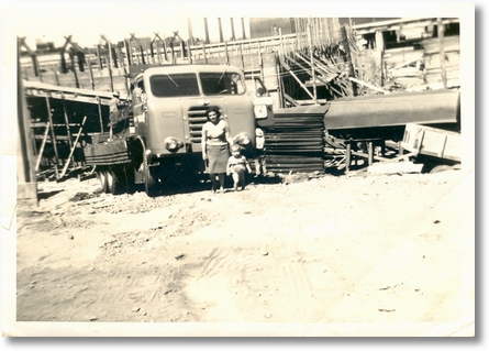 FNM 63 -Proprietário Ari Cardoso Machado. na Foto Aristeu com sua mãe em brasilia no ano de 1968