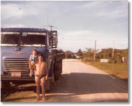 Anadson Heitor Cruz com sobrinho Jean Purkote em Guaratuba - 1982