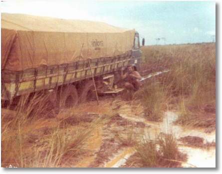 FNM 180 76 - Rubens Barbosa - Campo Novo do Parecis em 1989 - O velho dando uma força para sair do atoleiro