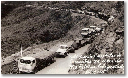 Vista parcial das filas de caminhões na Serra do Rio Pelotas - Fotografado em 15-09-65