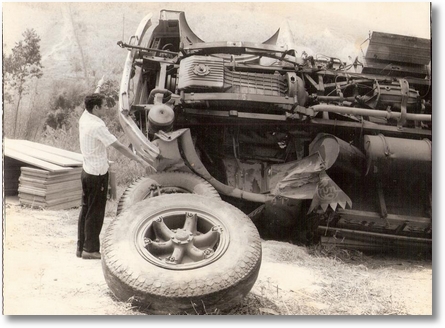 Acidente com FNM 64 - Prop. Transmax - Foto em Caratinga - MG- KM 428 - Motorista João Luiz Camargo