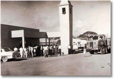 FNM EM FRENTE A IGREJA EM BRASILIA EM 1960 PROPRIETARIO( EM MEMORIA) LOURIVAL DA SILVEIRA (LULO)EM MEMORIA